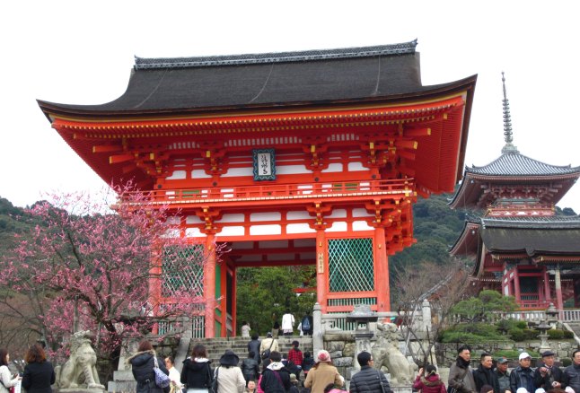 IMG_0125-lo Entrance to Kiyomizu-dera