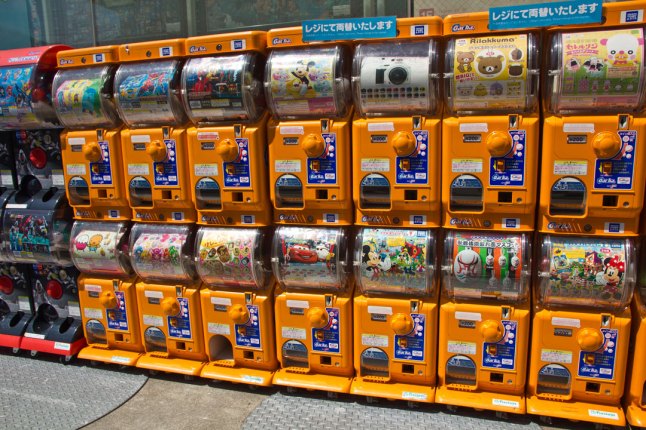 IMG_9234-lo Gashapon (ガシャポン) machines outside Kiddyland